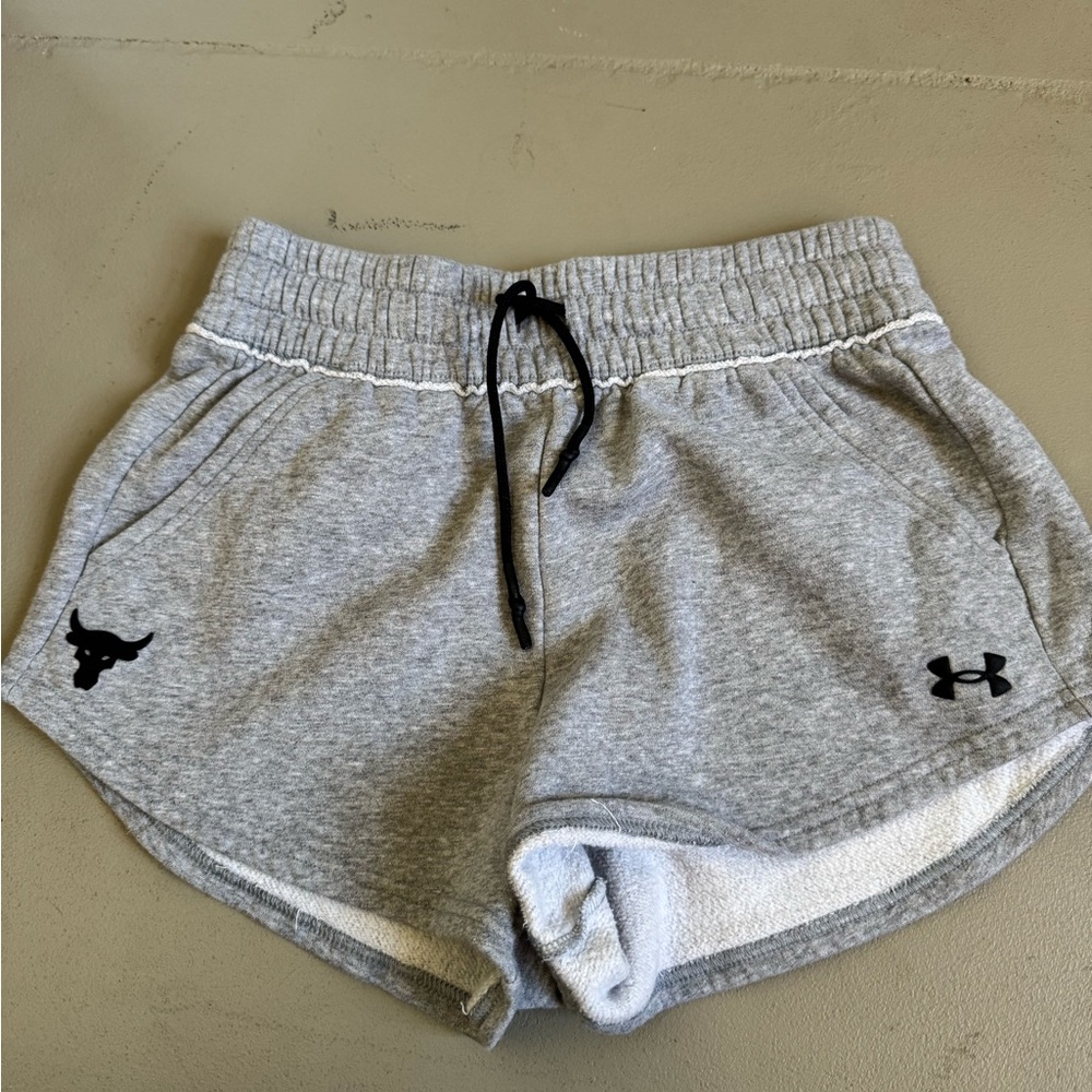 Under armour shorts women’s xs like new !